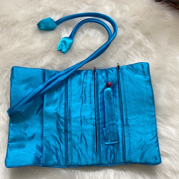 Blue embroidered jewelry roll. - Picture 2 of 4